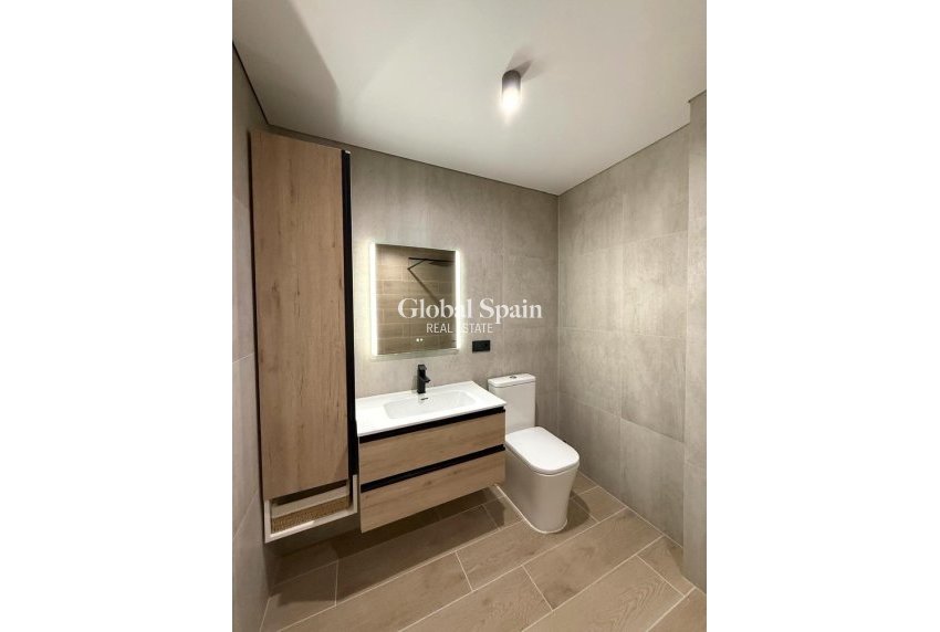 Resale - APARTMENT -
TORREVIEJA - Paseo maritimo