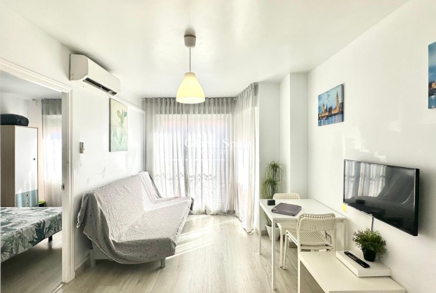 Resale - APARTMENT -
TORREVIEJA - Paseo maritimo