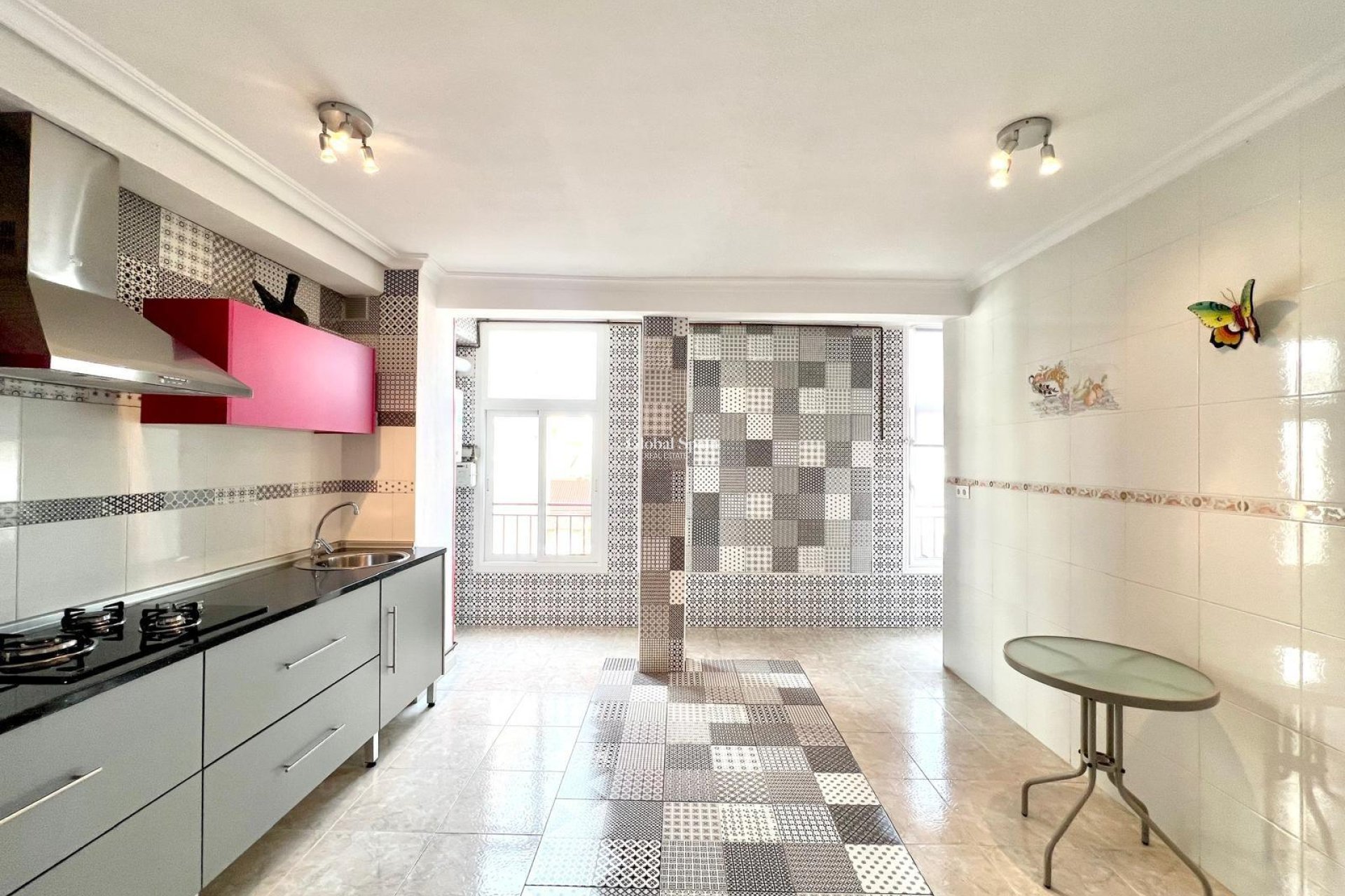 Resale - APARTMENT -
TORREVIEJA - Paseo maritimo