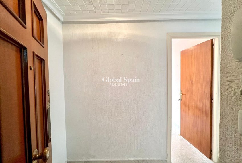 Resale - APARTMENT -
TORREVIEJA - Paseo maritimo