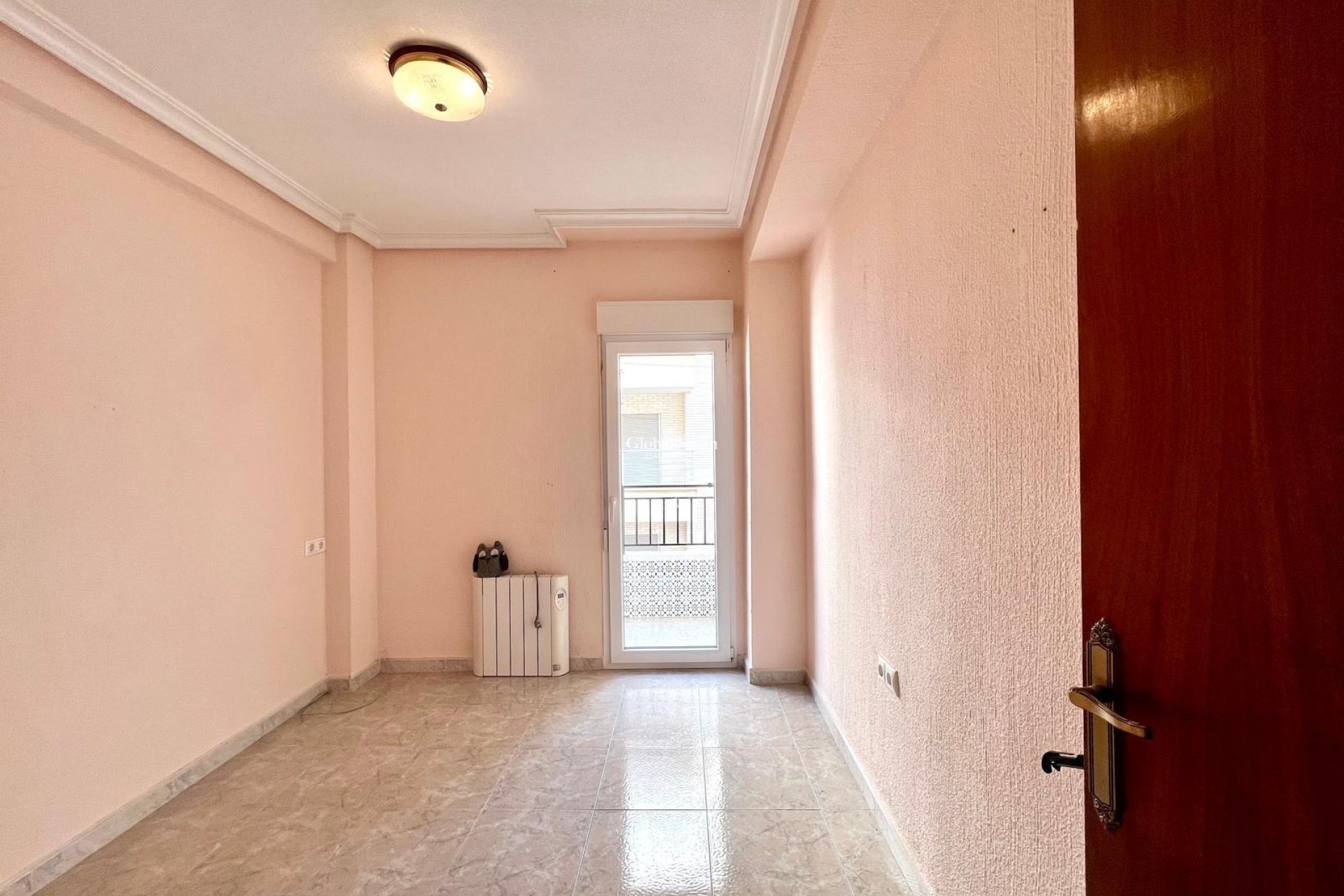 Resale - APARTMENT -
TORREVIEJA - Paseo maritimo