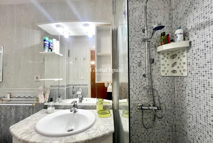 Resale - APARTMENT -
TORREVIEJA - Paseo maritimo