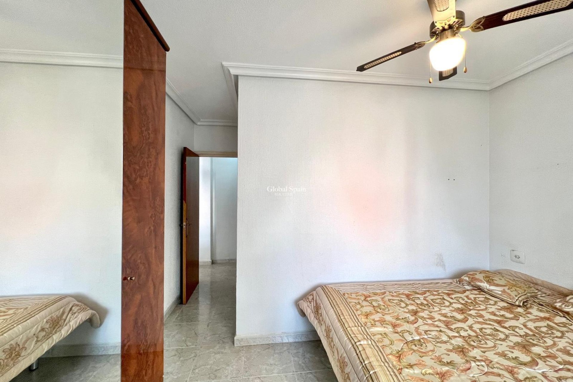 Resale - APARTMENT -
TORREVIEJA - Paseo maritimo