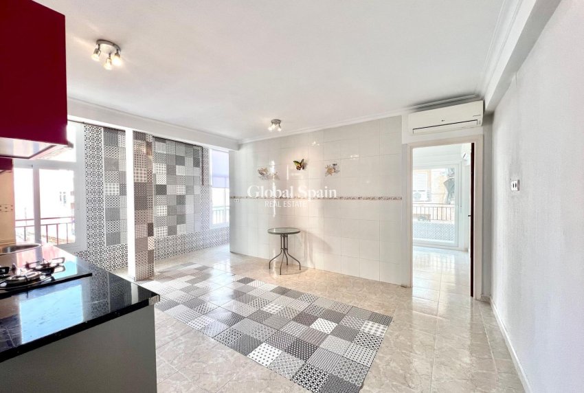 Resale - APARTMENT -
TORREVIEJA - Paseo maritimo