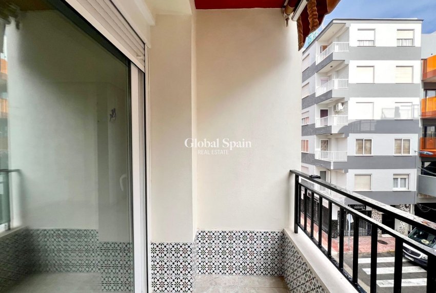 Resale - APARTMENT -
TORREVIEJA - Paseo maritimo