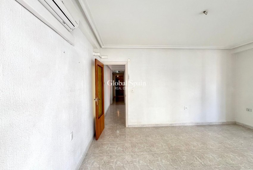 Resale - APARTMENT -
TORREVIEJA - Paseo maritimo