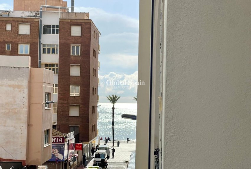 Resale - APARTMENT -
TORREVIEJA - Paseo maritimo
