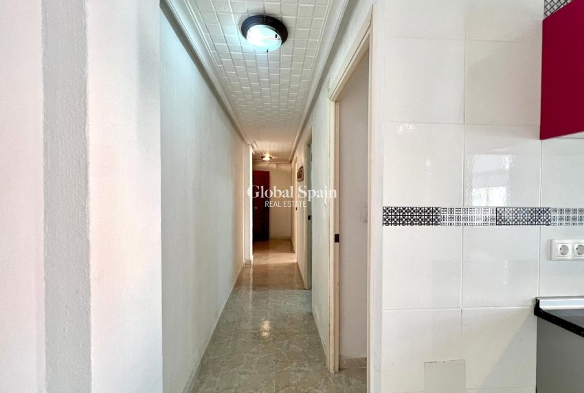Resale - APARTMENT -
TORREVIEJA - Paseo maritimo