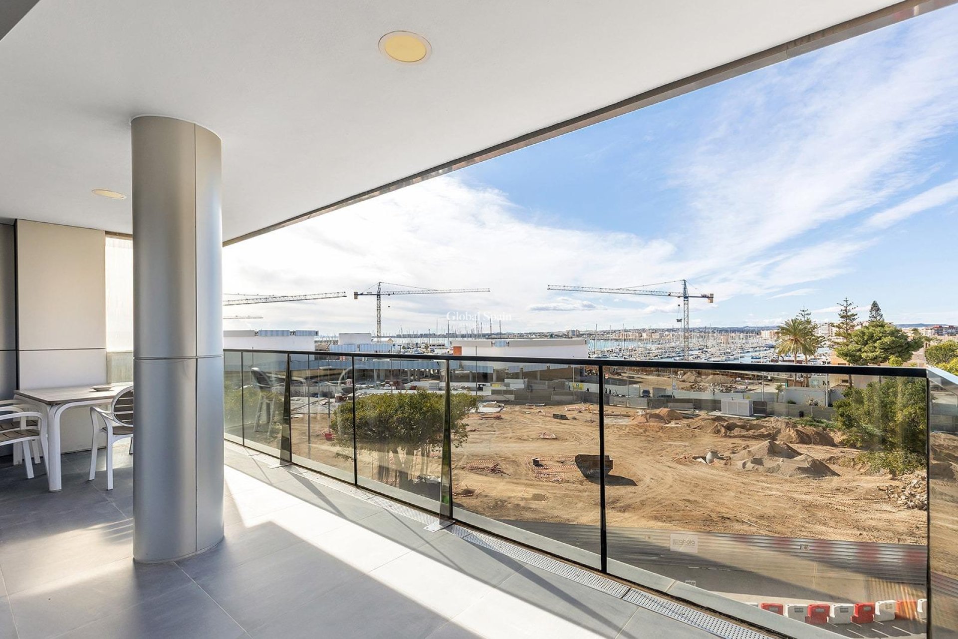 Resale - APARTMENT -
TORREVIEJA - Paseo maritimo