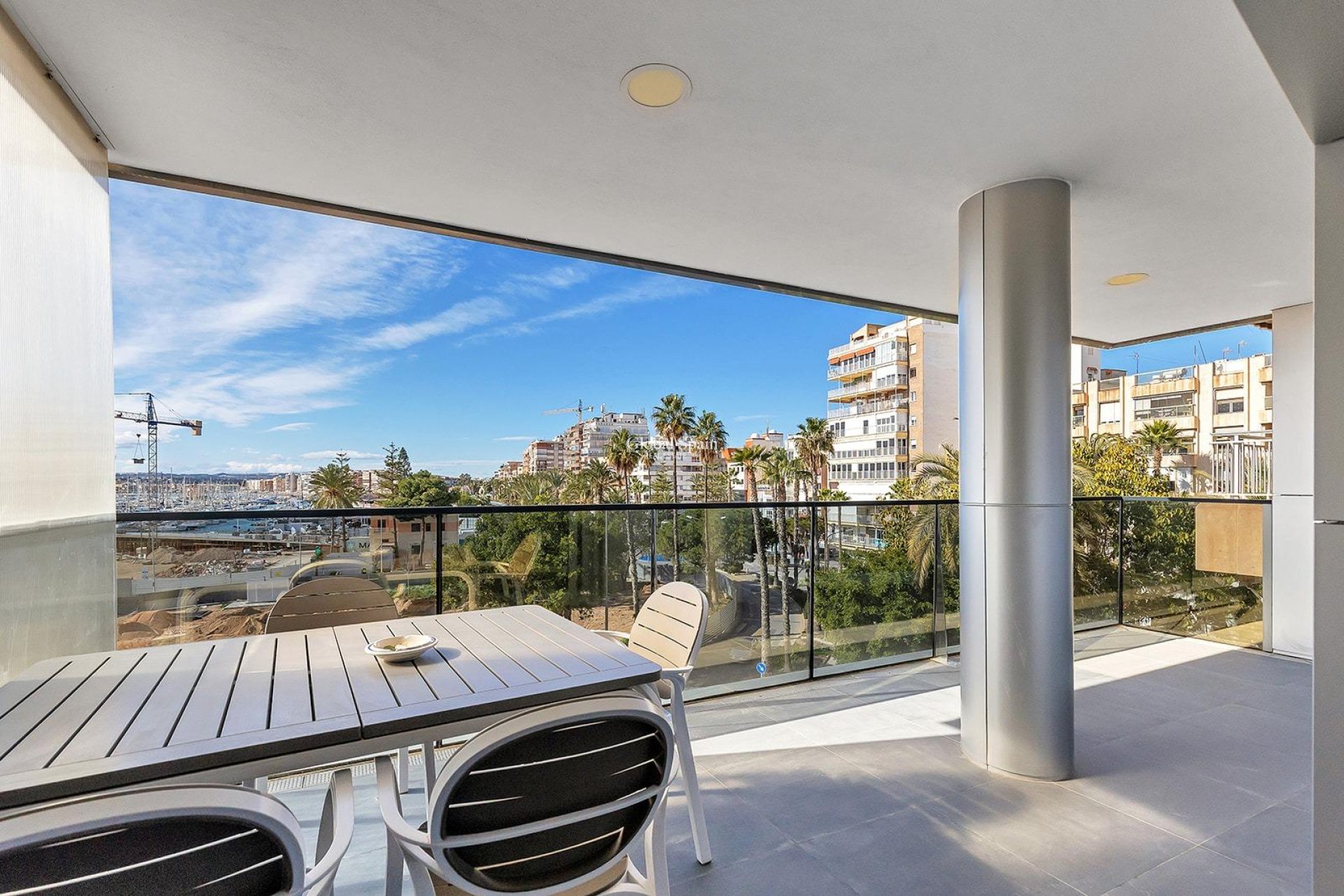 Resale - APARTMENT -
TORREVIEJA - Paseo maritimo