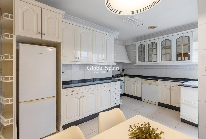 Resale - APARTMENT -
TORREVIEJA - Paseo maritimo