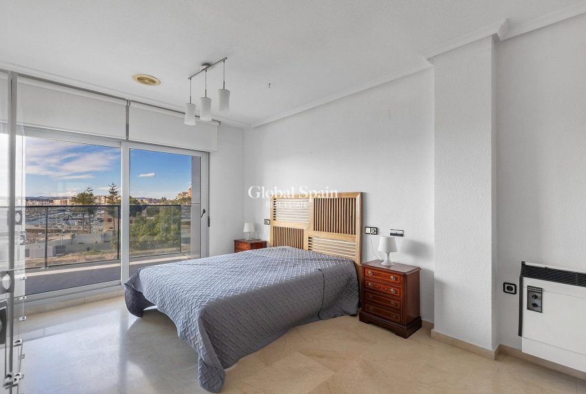Resale - APARTMENT -
TORREVIEJA - Paseo maritimo