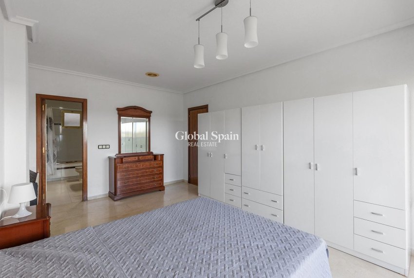 Resale - APARTMENT -
TORREVIEJA - Paseo maritimo