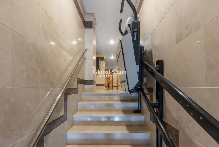 Resale - APARTMENT -
TORREVIEJA - Paseo maritimo