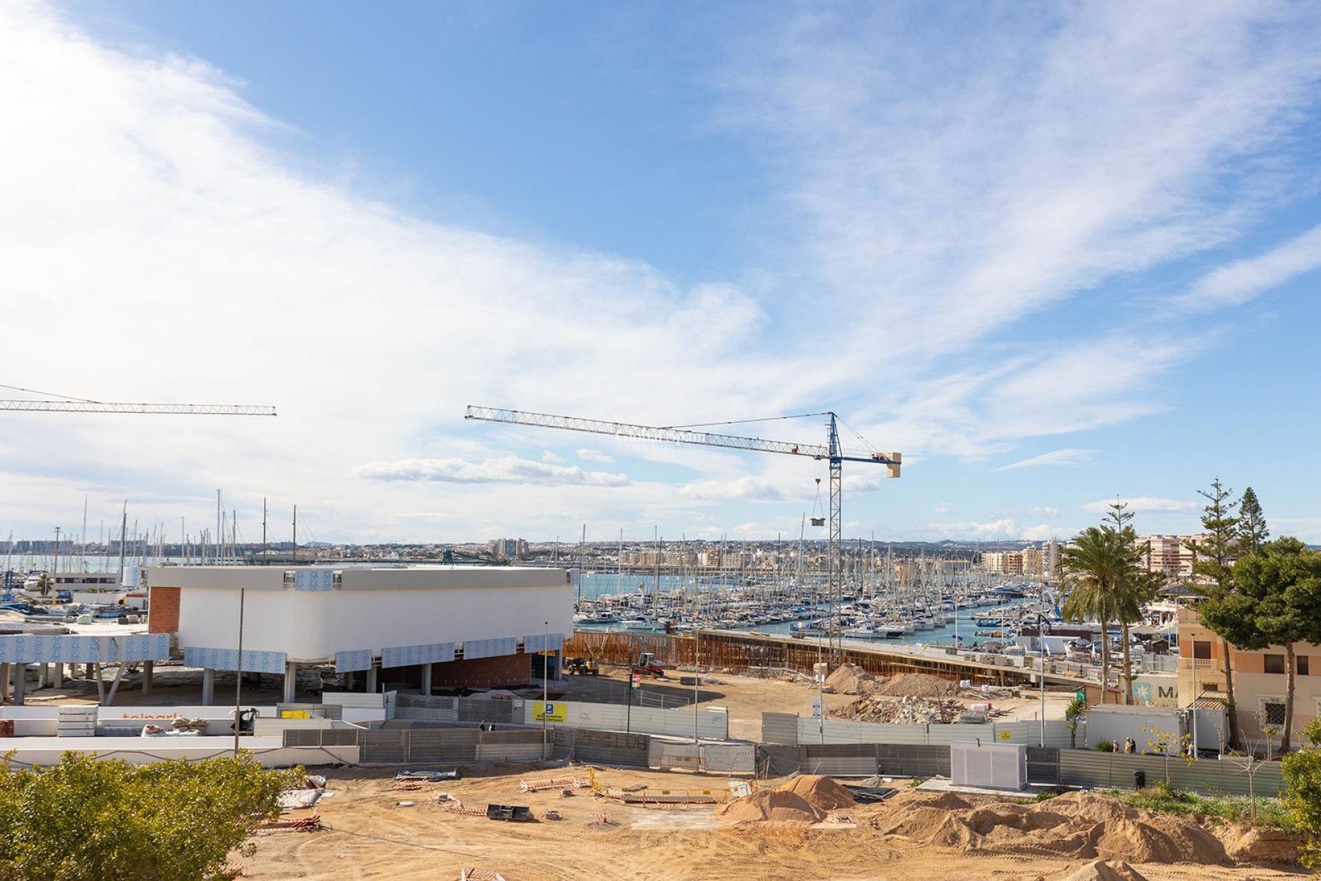 Resale - APARTMENT -
TORREVIEJA - Paseo maritimo