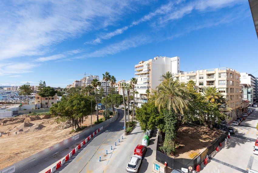 Resale - APARTMENT -
TORREVIEJA - Paseo maritimo