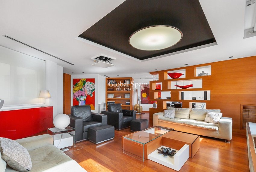 Resale - APARTMENT -
TORREVIEJA - Paseo maritimo