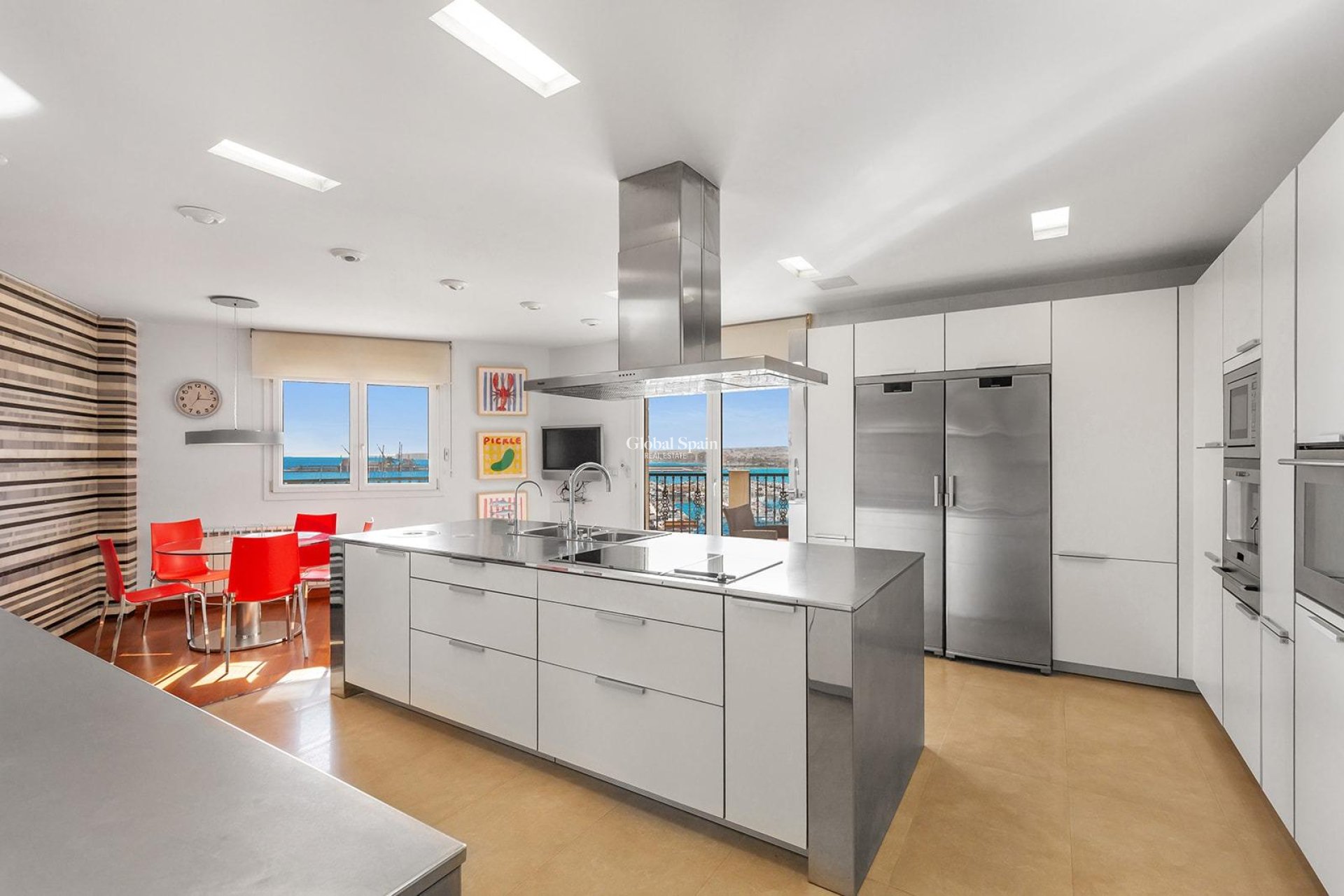 Resale - APARTMENT -
TORREVIEJA - Paseo maritimo