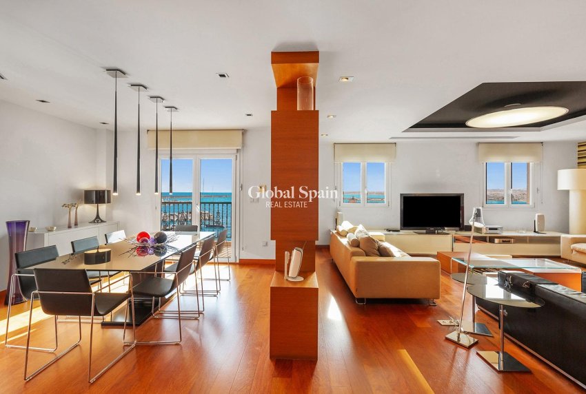 Resale - APARTMENT -
TORREVIEJA - Paseo maritimo