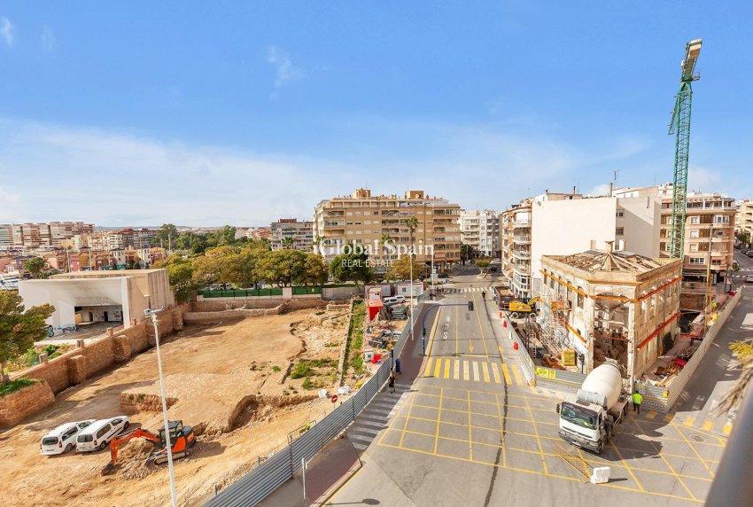 Resale - APARTMENT -
TORREVIEJA - Paseo maritimo