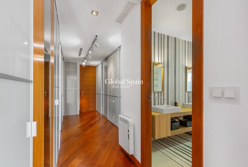 Resale - APARTMENT -
TORREVIEJA - Paseo maritimo