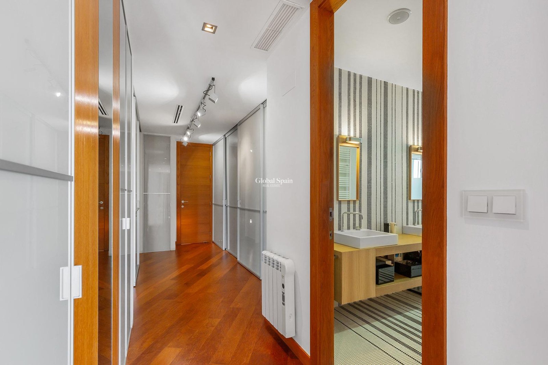 Resale - APARTMENT -
TORREVIEJA - Paseo maritimo