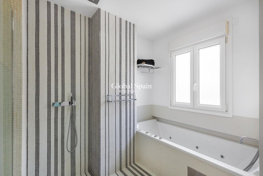 Resale - APARTMENT -
TORREVIEJA - Paseo maritimo