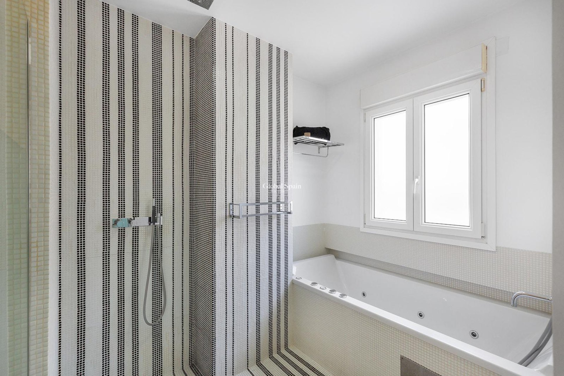 Resale - APARTMENT -
TORREVIEJA - Paseo maritimo