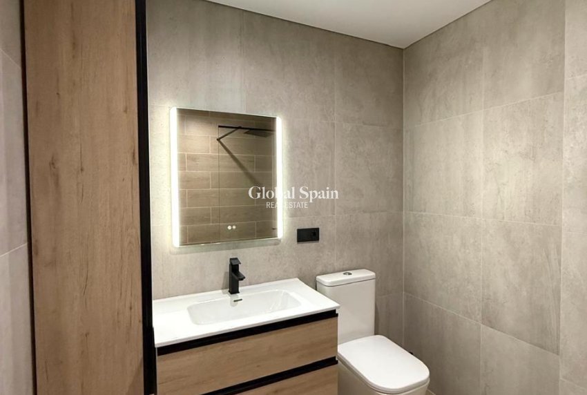 Resale - APARTMENT -
TORREVIEJA - Paseo maritimo