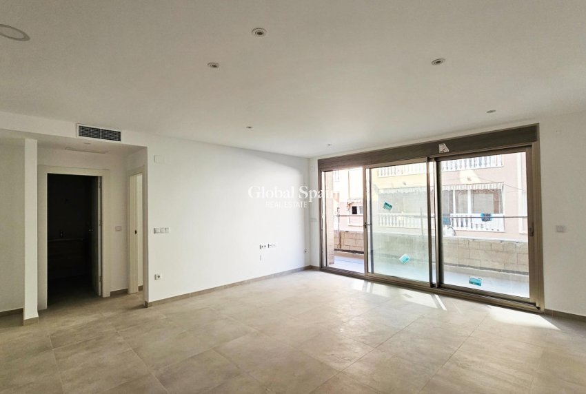 Resale - APARTMENT -
TORREVIEJA - Paseo maritimo