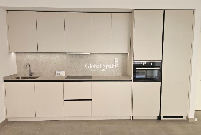 Resale - APARTMENT -
TORREVIEJA - Paseo maritimo