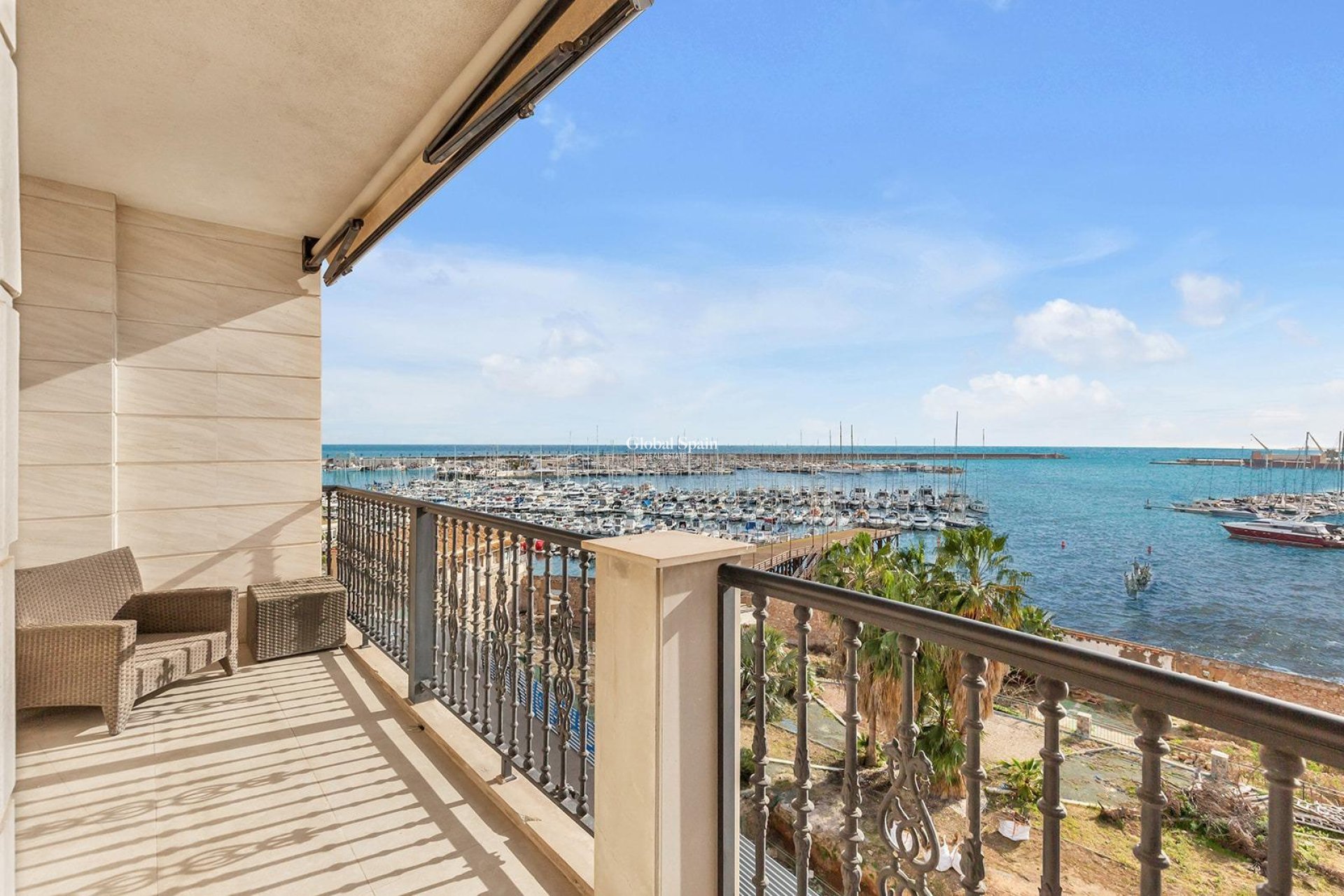Resale - APARTMENT -
TORREVIEJA - Paseo maritimo