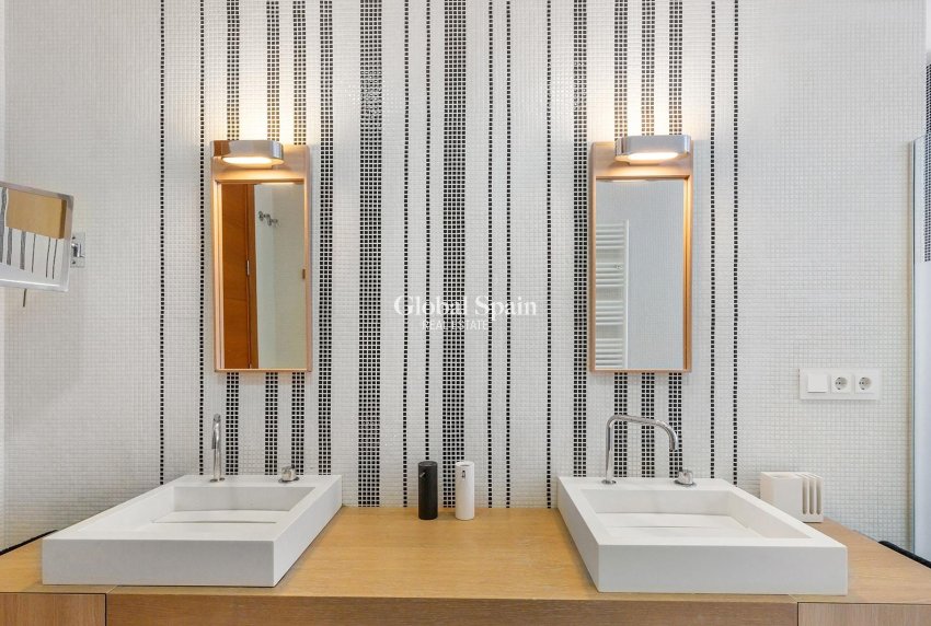 Resale - APARTMENT -
TORREVIEJA - Paseo maritimo