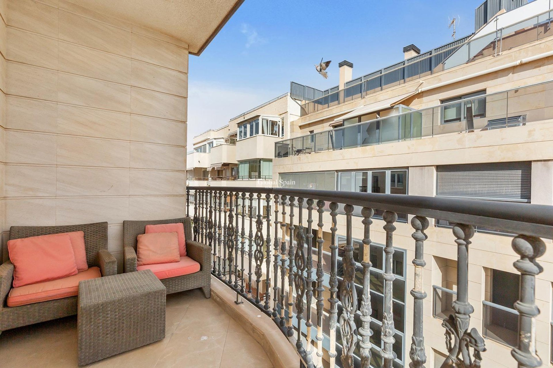 Resale - APARTMENT -
TORREVIEJA - Paseo maritimo