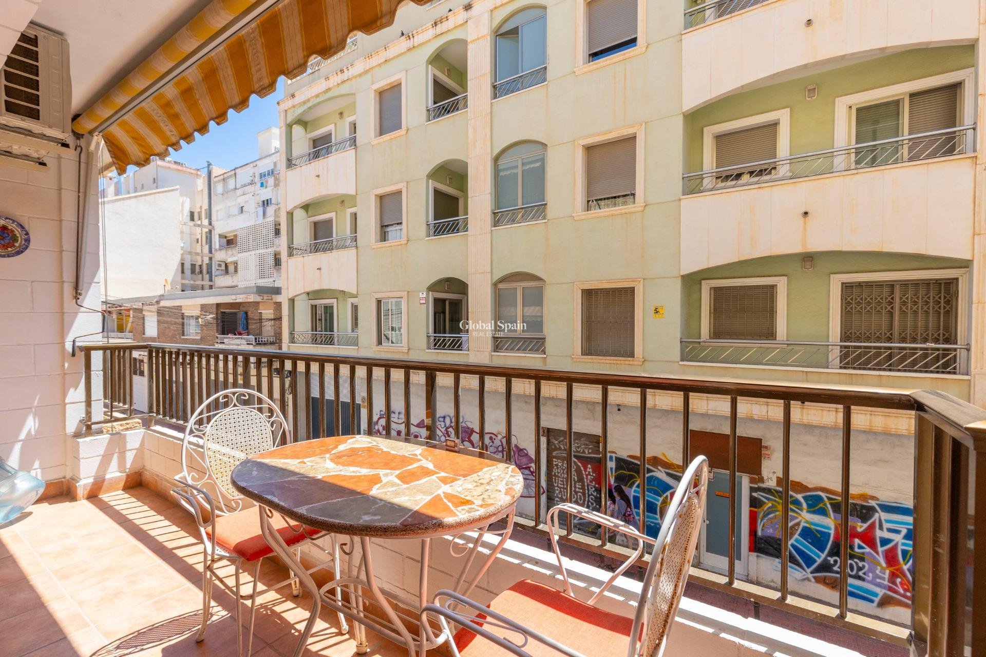 Resale - APARTMENT -
TORREVIEJA - Paseo maritimo