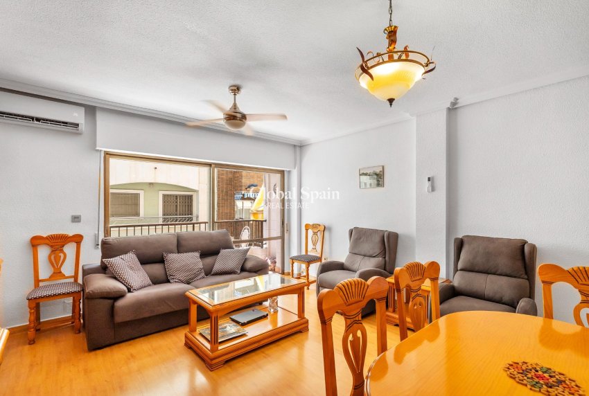 Resale - APARTMENT -
TORREVIEJA - Paseo maritimo