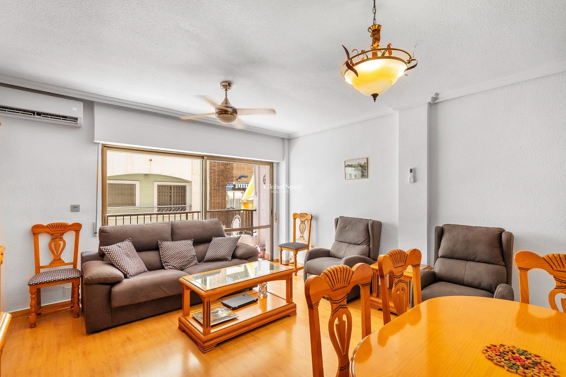 Resale - APARTMENT -
TORREVIEJA - Paseo maritimo