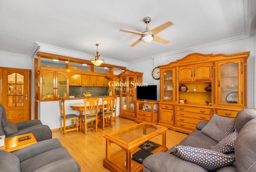 Resale - APARTMENT -
TORREVIEJA - Paseo maritimo