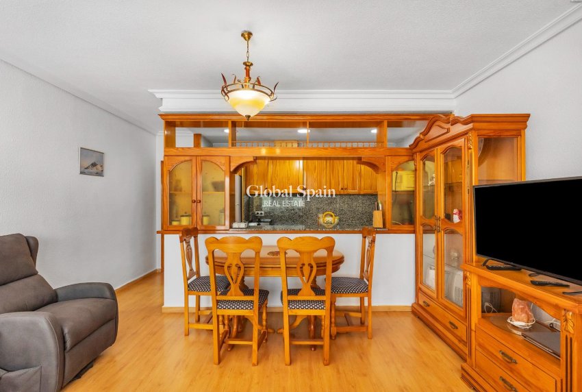 Resale - APARTMENT -
TORREVIEJA - Paseo maritimo