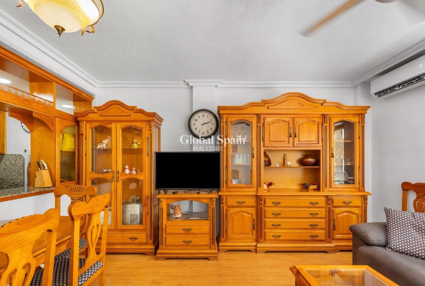 Resale - APARTMENT -
TORREVIEJA - Paseo maritimo