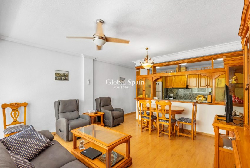 Resale - APARTMENT -
TORREVIEJA - Paseo maritimo