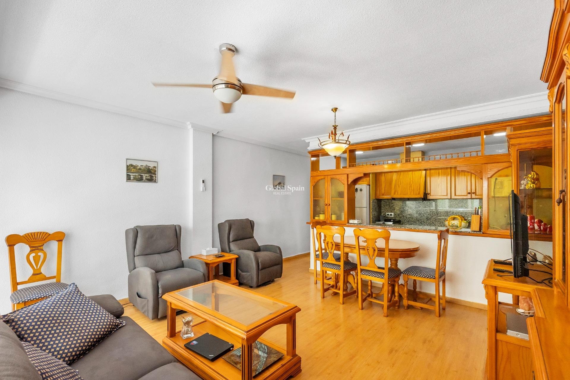Resale - APARTMENT -
TORREVIEJA - Paseo maritimo