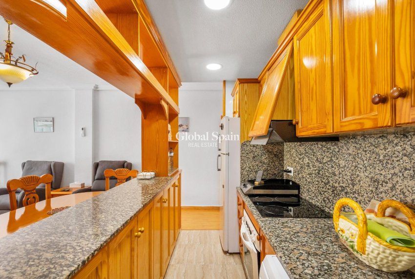 Resale - APARTMENT -
TORREVIEJA - Paseo maritimo