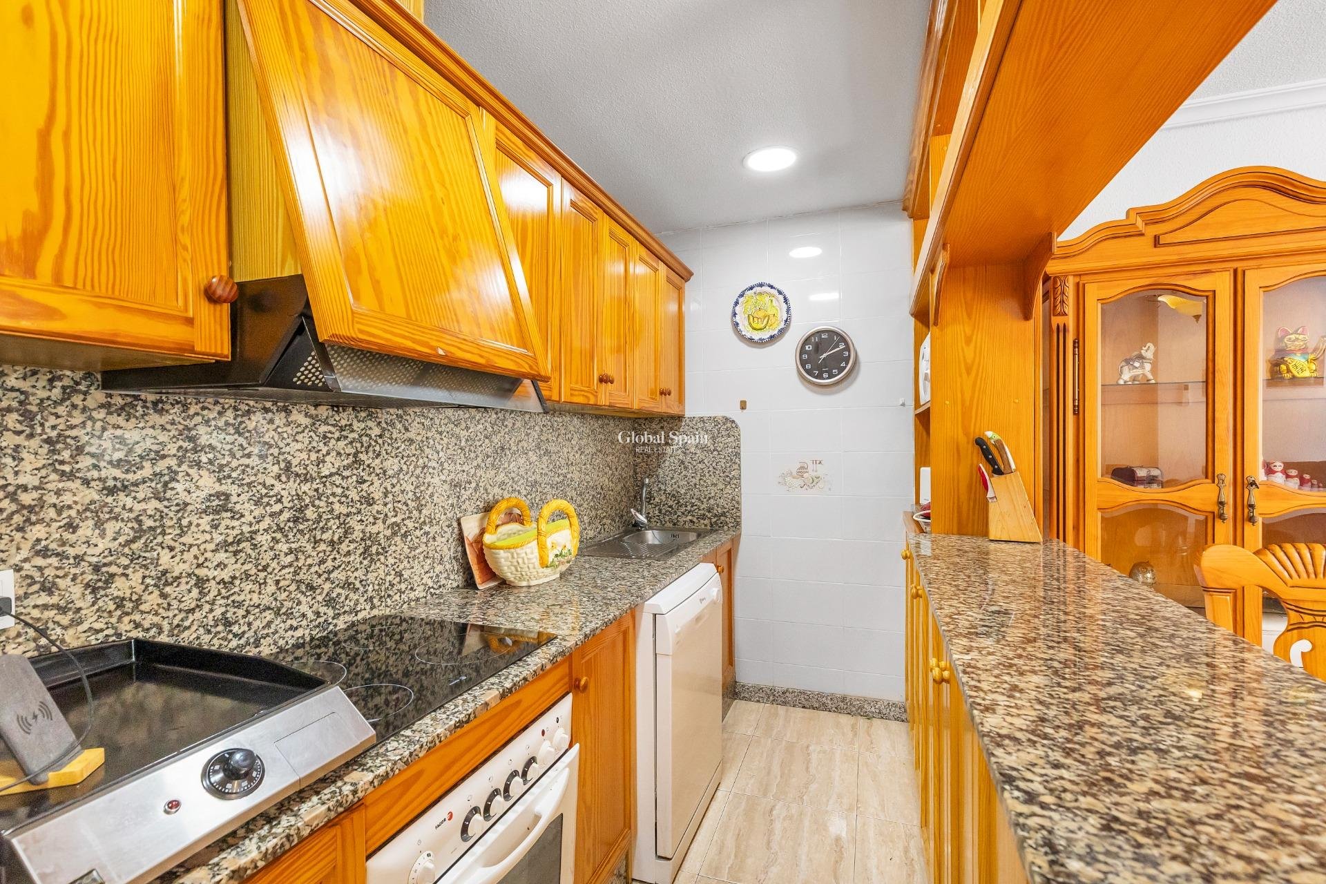 Resale - APARTMENT -
TORREVIEJA - Paseo maritimo