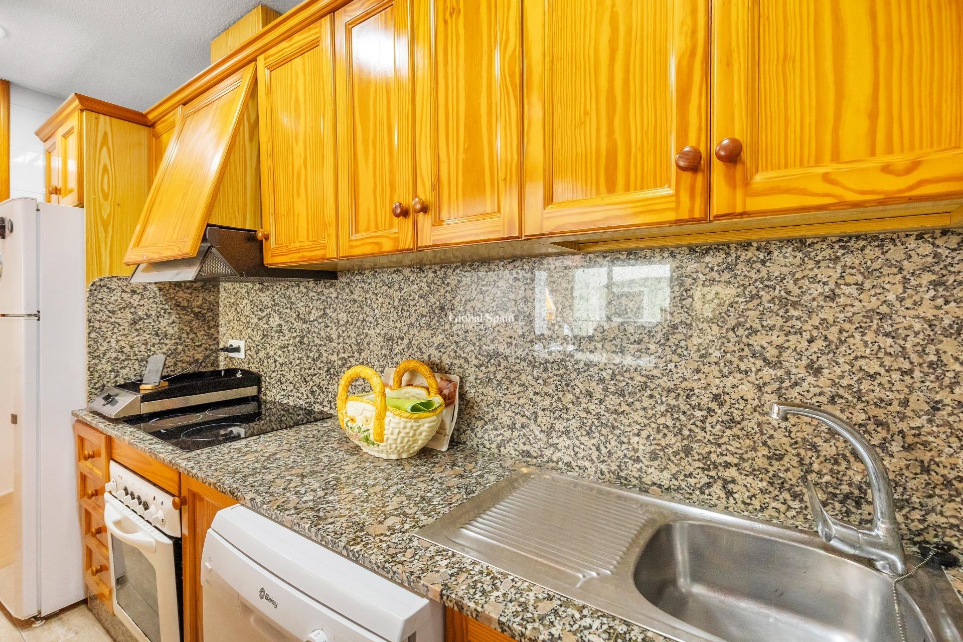 Resale - APARTMENT -
TORREVIEJA - Paseo maritimo