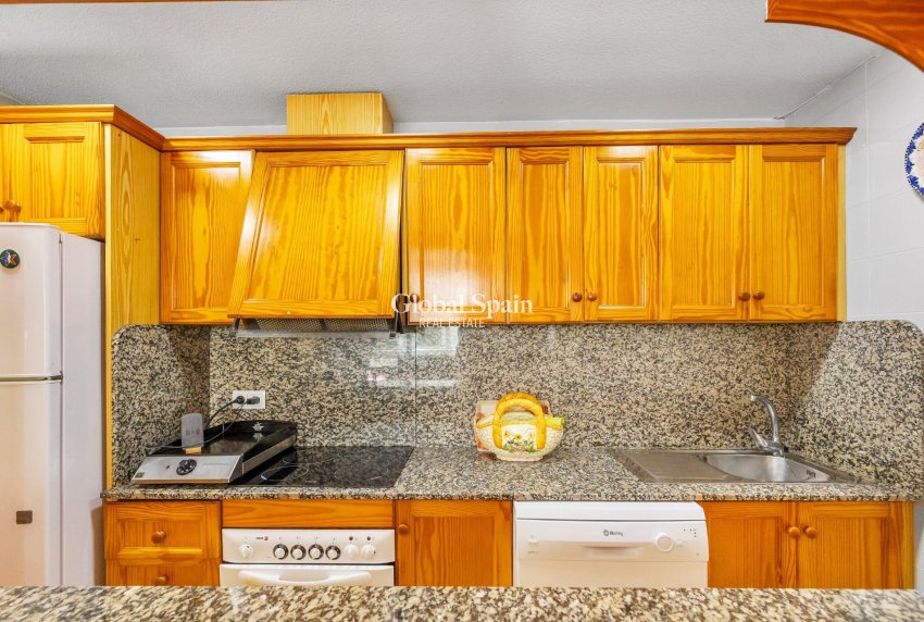 Resale - APARTMENT -
TORREVIEJA - Paseo maritimo