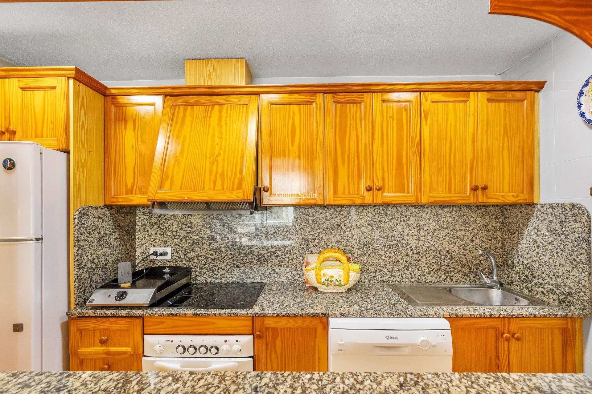 Resale - APARTMENT -
TORREVIEJA - Paseo maritimo