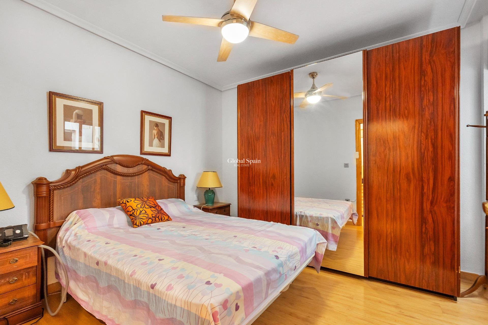 Resale - APARTMENT -
TORREVIEJA - Paseo maritimo