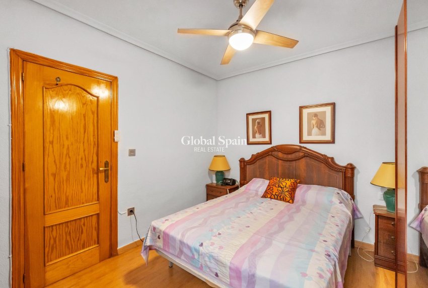 Resale - APARTMENT -
TORREVIEJA - Paseo maritimo