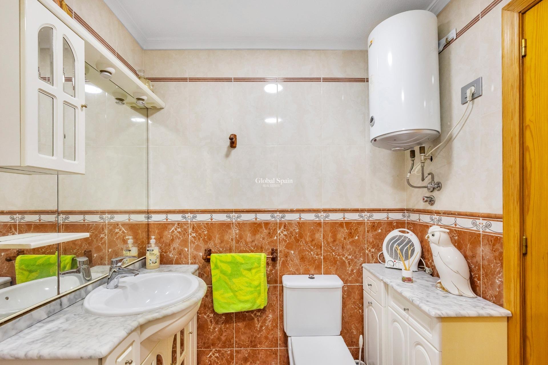 Resale - APARTMENT -
TORREVIEJA - Paseo maritimo
